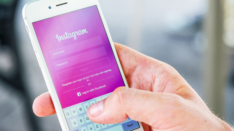 Read more about the article What is Instagram? How it is helping businesses to grow?